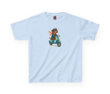 T-shirt bleu clair avec un chien faisant de la trottinette