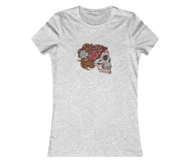 Camiseta gris con diseño de calavera y rosas